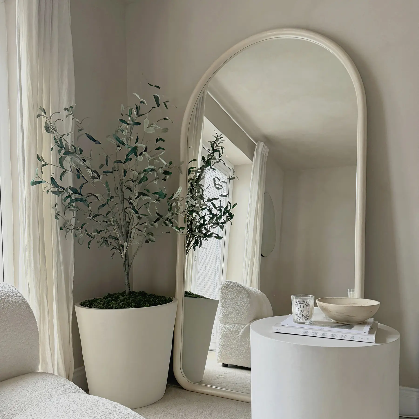 Specchio a figura intera di grandi dimensioni con cornice in cemento curvata – 180 x 100 cm (Liquidazione)