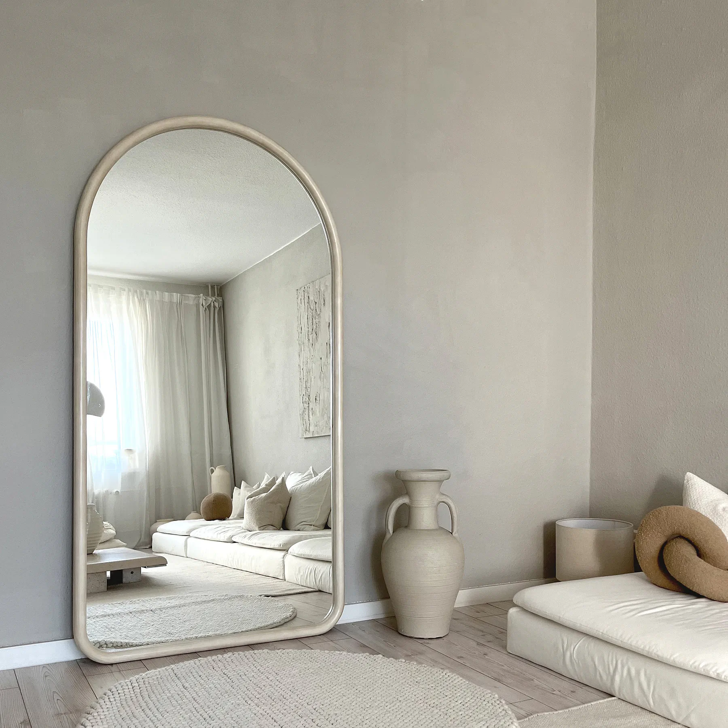 Specchio a figura intera di grandi dimensioni con cornice in cemento curvata – 180 x 100 cm (Liquidazione)