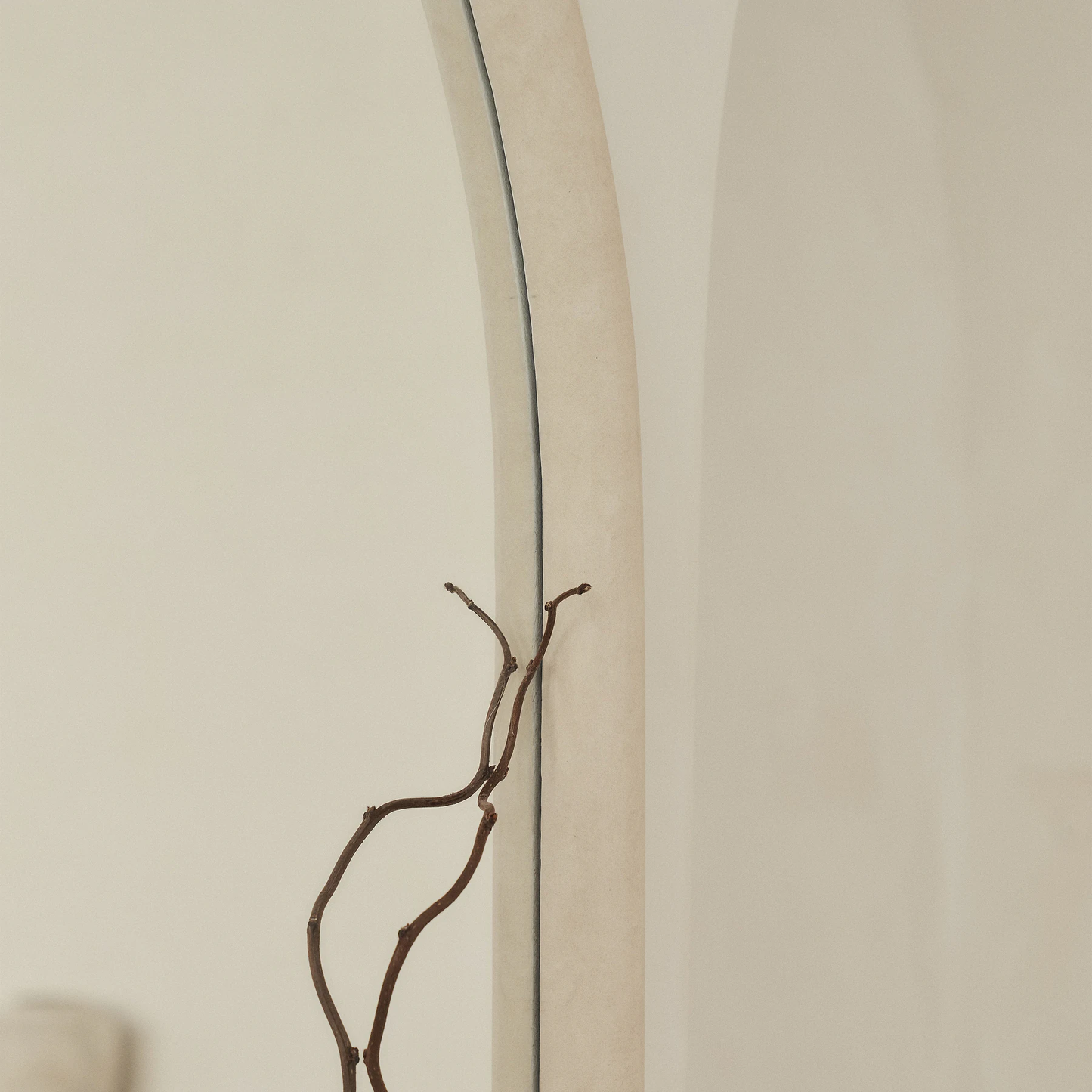 Specchio a figura intera di grandi dimensioni con cornice in cemento curvata – 180 x 100 cm (Liquidazione)