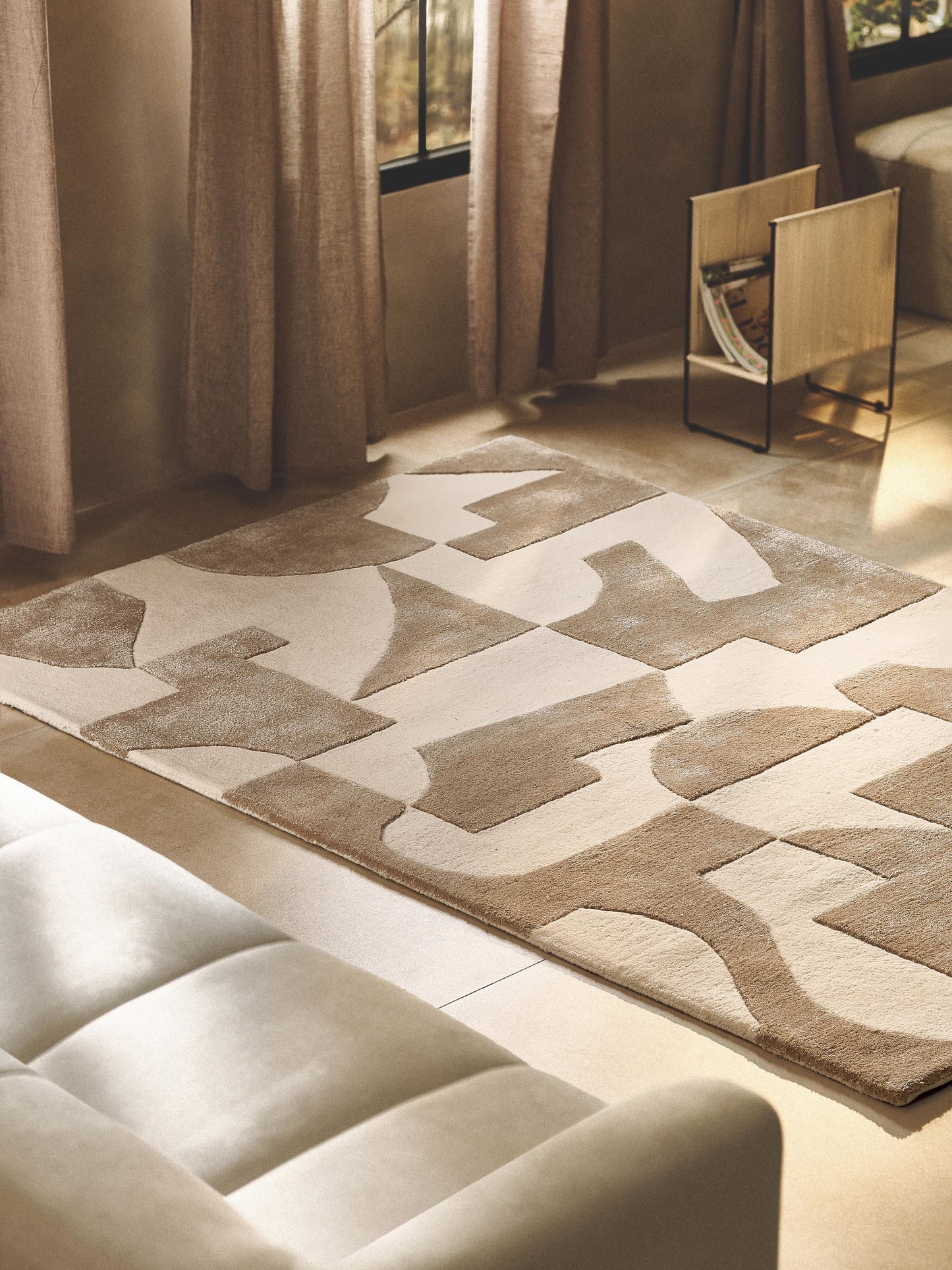 Tappeto marrone e beige in lana fatto a mano con motivo a rilievo Corin