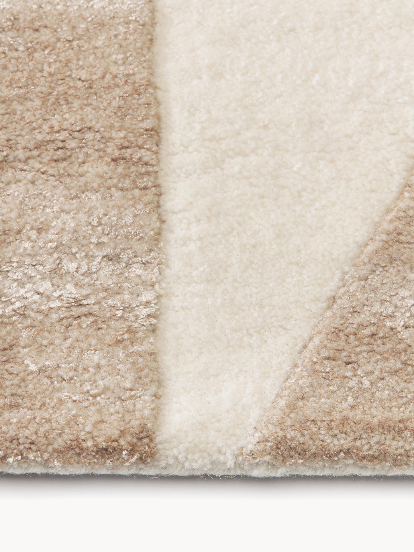 Tappeto marrone e beige in lana fatto a mano con motivo a rilievo Corin